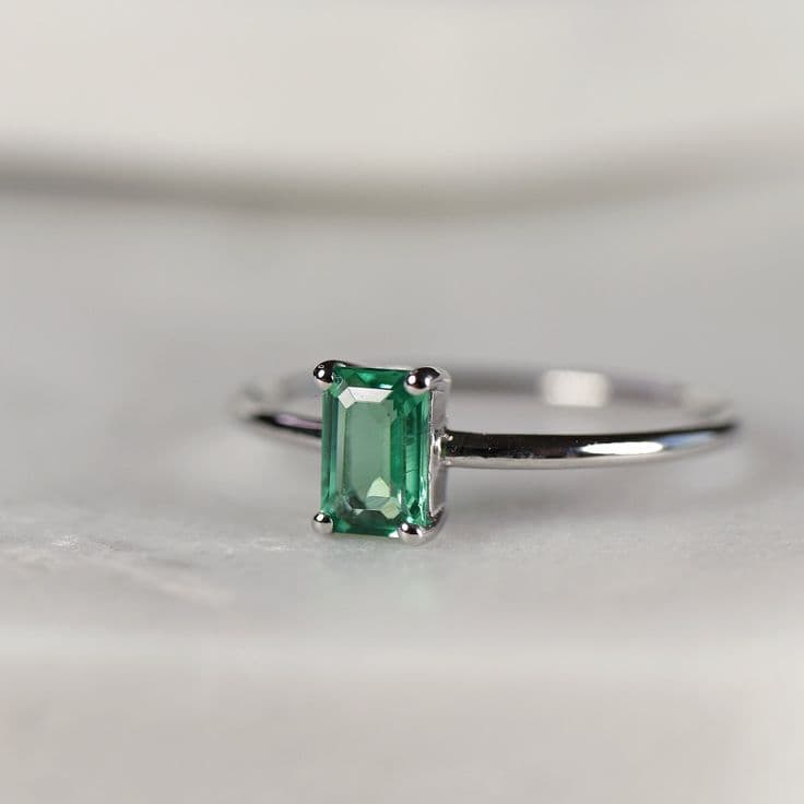 Emareld solitaire ring 